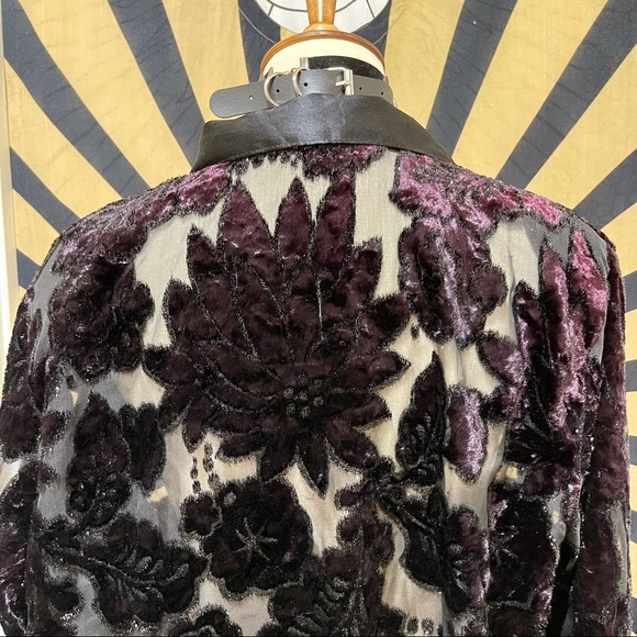 🌈 Gorgeous Velvet Vintage flower jacket - Picture 7 of 12